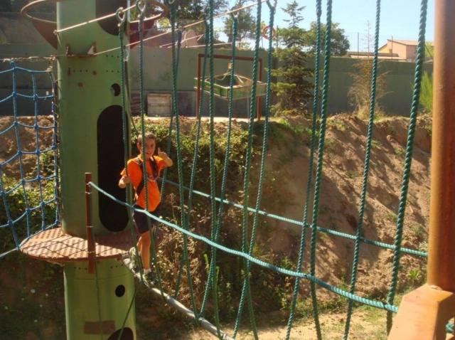  Aggrappato alle corde della passerella